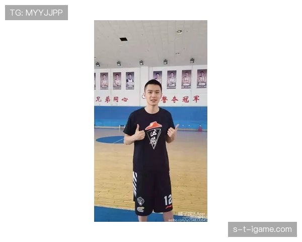 贾一凡训练服随便一套像邻家小哥，家里门一开就像豪门展厅，笑不出来了